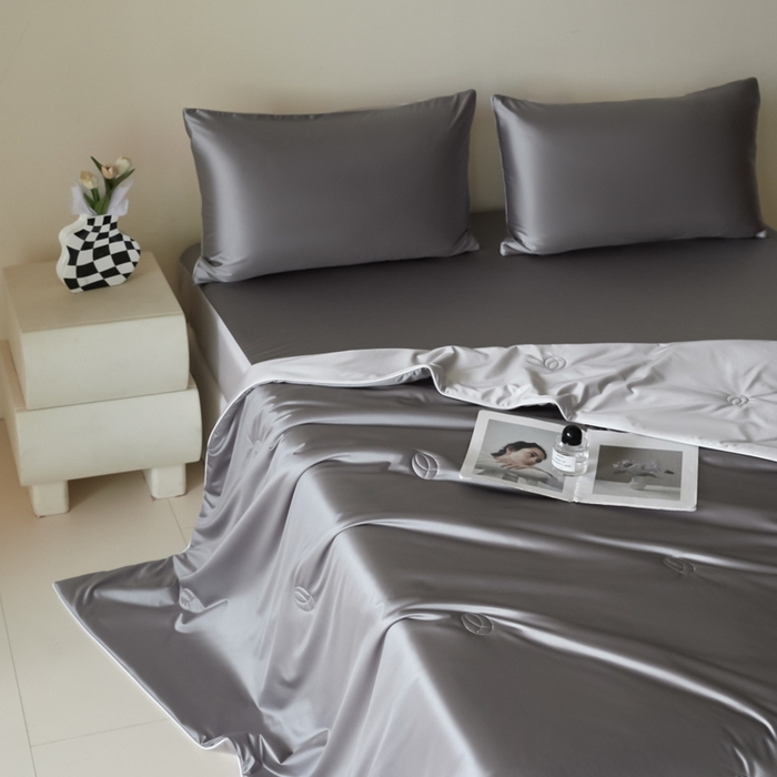 91家纺网 家纺一手货源 找家纺 圣梦莱羽绒家纺 2025春夏新款A类锦氨凉感丝亮丝冰丝绸夏凉被亲肤丝绸被芯 轻奢银烛台