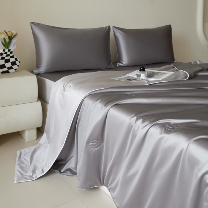 91家纺网 家纺一手货源 找家纺 圣梦莱羽绒家纺 2025春夏新款A类锦氨凉感丝亮丝冰丝绸夏凉被亲肤丝绸被芯 轻奢银烛台