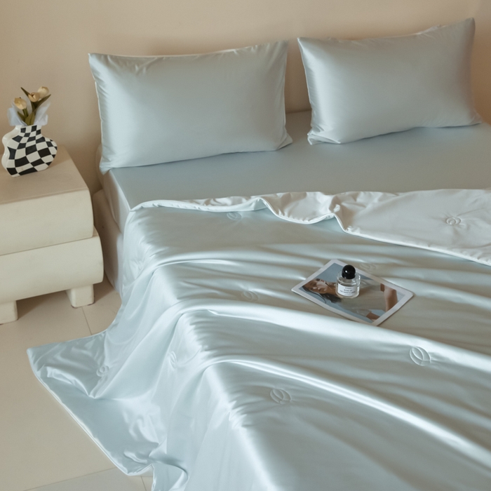 91家纺网 家纺一手货源 找家纺 圣梦莱羽绒家纺 2025春夏新款A类锦氨凉感丝亮丝冰丝绸夏凉被亲肤丝绸被芯 海盐天空蓝