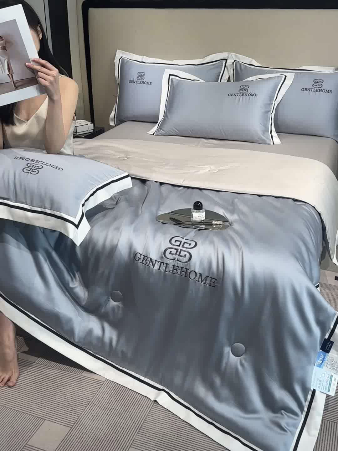 91家纺网 家纺一手货源 找家纺 小久久（小九九） 2025新款水洗真丝夏被-威廉 威廉-海清+山灰