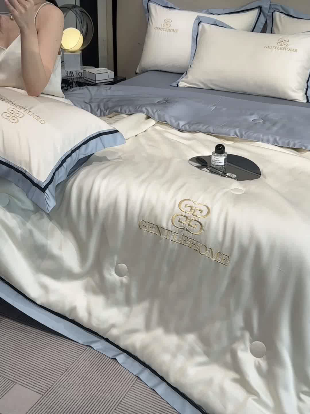 91家纺网 家纺一手货源 找家纺 小久久（小九九） 2025新款水洗真丝夏被-威廉 威廉-奶昔白+海清