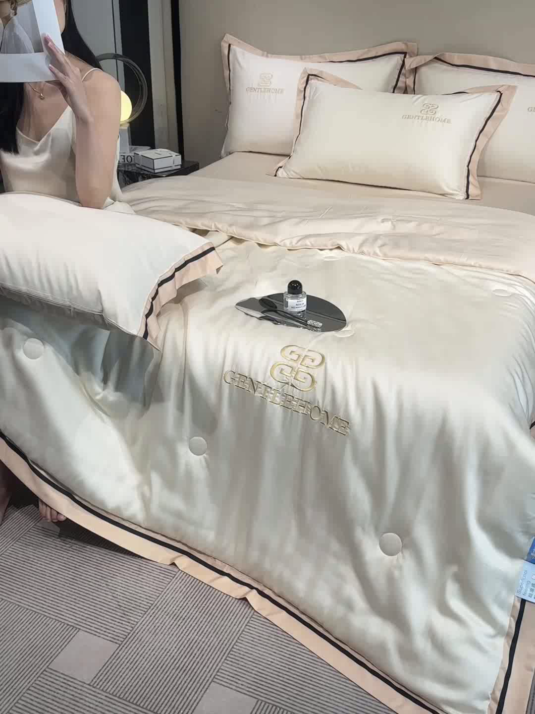 91家纺网 家纺一手货源 找家纺 小久久（小九九） 2025新款水洗真丝夏被-威廉 威廉-奶昔白+奶茶