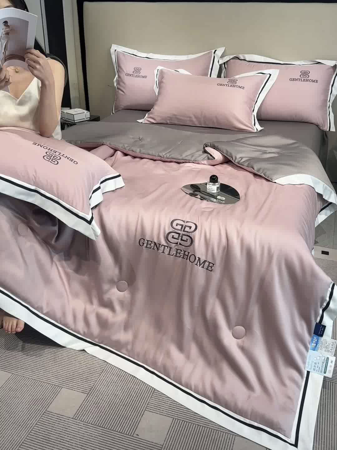 91家纺网 家纺一手货源 找家纺 小久久（小九九） 2025新款水洗真丝夏被-威廉 威廉-浅豆沙+中灰