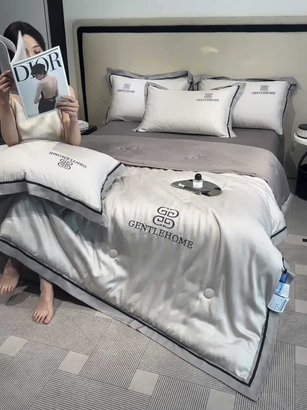 91家纺网 家纺一手货源 找家纺 小久久（小九九） 2025新款水洗真丝夏被-威廉 威廉-山灰+中灰