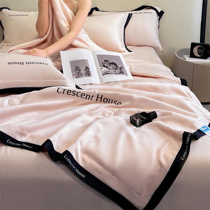 91家纺网 家纺一手货源 找家纺 小久久（小九九） 2025新款水洗冰丝夏被四件套-卡瑞娜系列 卡瑞娜-奶油粉