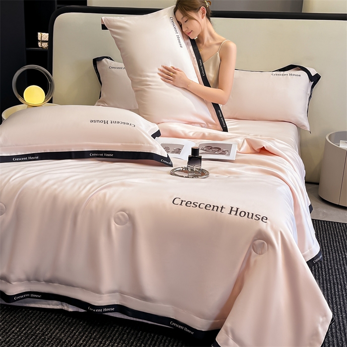 91家纺网 家纺一手货源 找家纺 小久久（小九九） 2025新款水洗冰丝夏被四件套-卡瑞娜系列 卡瑞娜-奶油粉