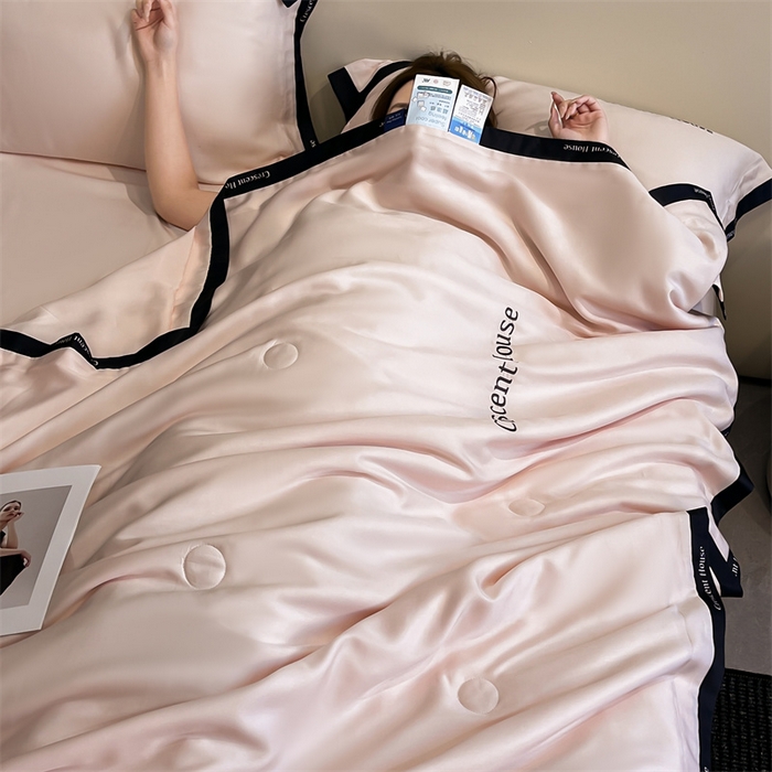 91家纺网 家纺一手货源 找家纺 小久久（小九九） 2025新款水洗冰丝夏被四件套-卡瑞娜系列 卡瑞娜-奶油粉