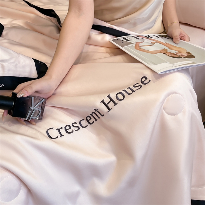 91家纺网 家纺一手货源 找家纺 小久久（小九九） 2025新款水洗冰丝夏被四件套-卡瑞娜系列 卡瑞娜-奶油粉