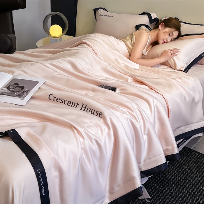 91家纺网 家纺一手货源 找家纺 小久久（小九九） 2025新款水洗冰丝夏被四件套-卡瑞娜系列 卡瑞娜-奶油粉