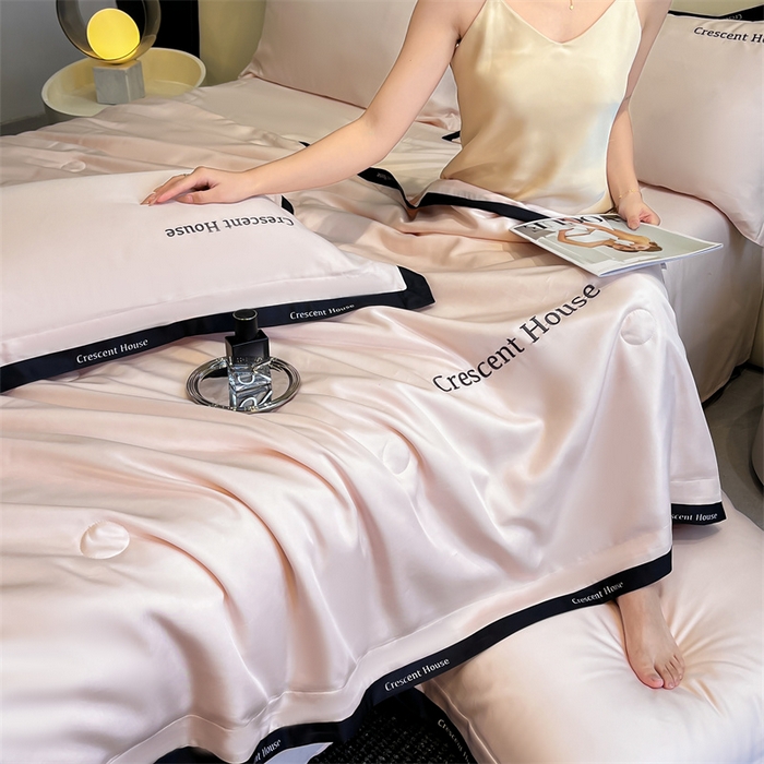 91家纺网 家纺一手货源 找家纺 小久久（小九九） 2025新款水洗冰丝夏被四件套-卡瑞娜系列 卡瑞娜-奶油粉