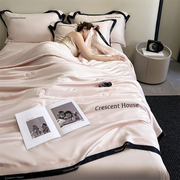 91家纺网 家纺一手货源 找家纺 小久久（小九九） 2025新款水洗冰丝夏被四件套-卡瑞娜系列 卡瑞娜-奶油粉