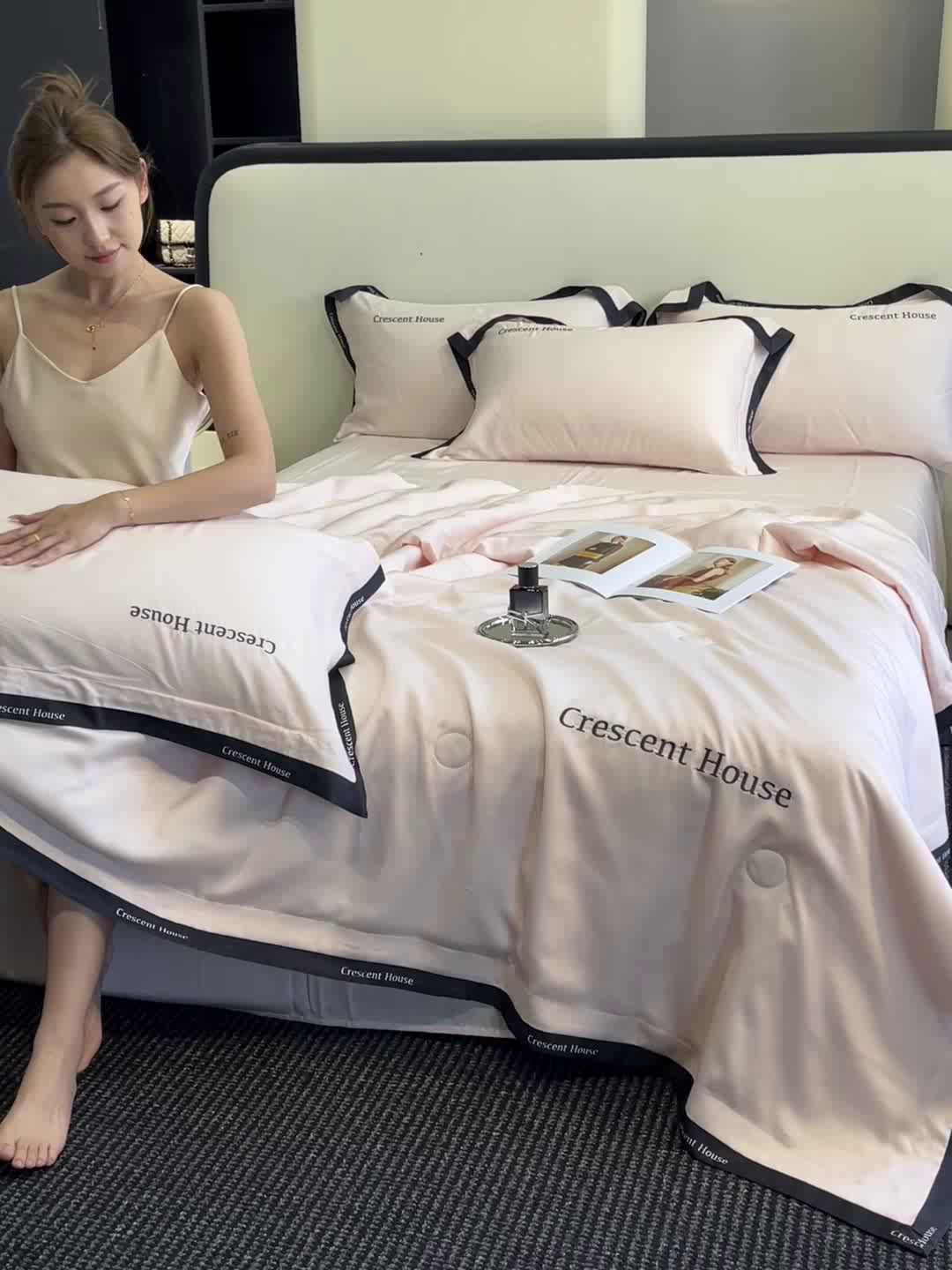 91家纺网 家纺一手货源 找家纺 小久久（小九九） 2025新款水洗冰丝夏被四件套-卡瑞娜系列 卡瑞娜-奶油粉