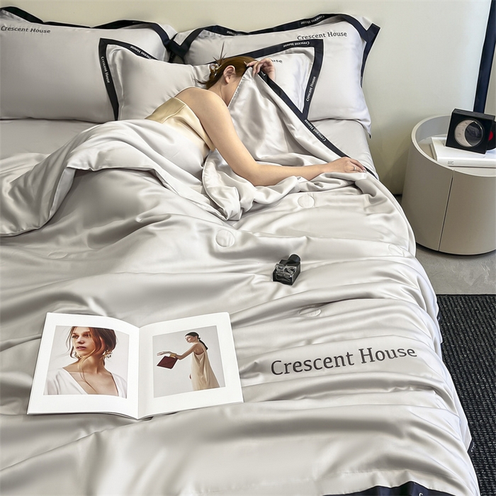 91家纺网 家纺一手货源 找家纺 小久久（小九九） 2025新款水洗冰丝夏被四件套-卡瑞娜系列 卡瑞娜-山灰