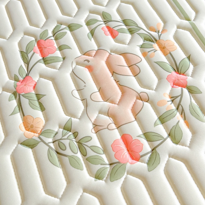 91家纺网 家纺一手货源 找家纺 沐慕 2025新款高克重小清新乳胶凉席-风格二 花花粉兔