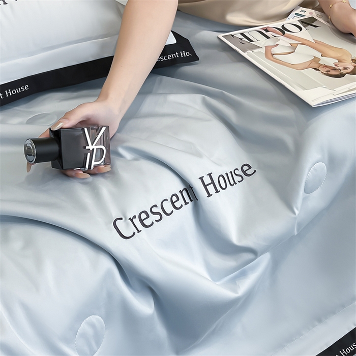 91家纺网 家纺一手货源 找家纺 小久久（小九九） 2025新款水洗冰丝夏被四件套-卡瑞娜系列 卡瑞娜-天空蓝