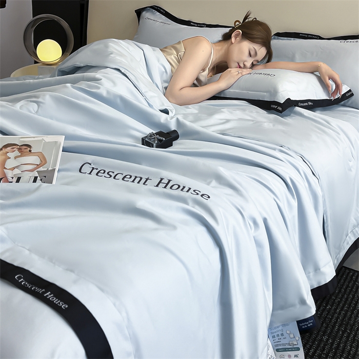 91家纺网 家纺一手货源 找家纺 小久久（小九九） 2025新款水洗冰丝夏被四件套-卡瑞娜系列 卡瑞娜-天空蓝