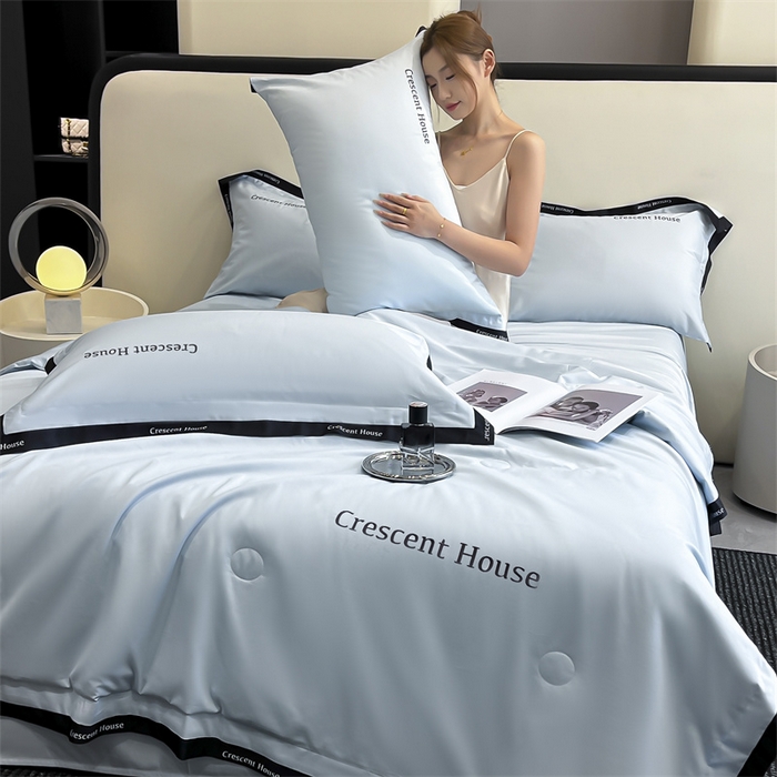 91家纺网 家纺一手货源 找家纺 小久久（小九九） 2025新款水洗冰丝夏被四件套-卡瑞娜系列 卡瑞娜-天空蓝