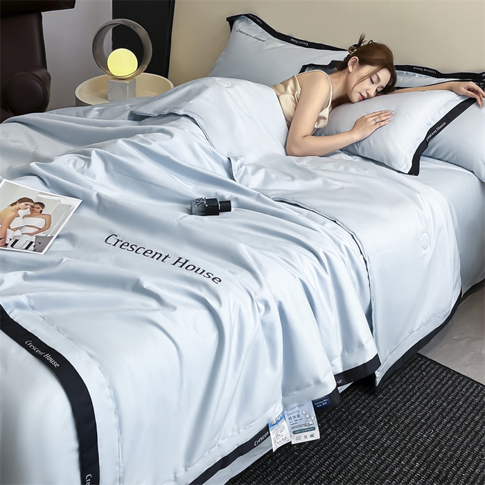 91家纺网 家纺一手货源 找家纺 小久久（小九九） 2025新款水洗冰丝夏被四件套-卡瑞娜系列 卡瑞娜-天空蓝