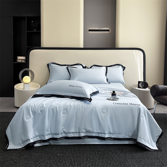 91家纺网 家纺一手货源 找家纺 小久久（小九九） 2025新款水洗冰丝夏被四件套-卡瑞娜系列 卡瑞娜-天空蓝