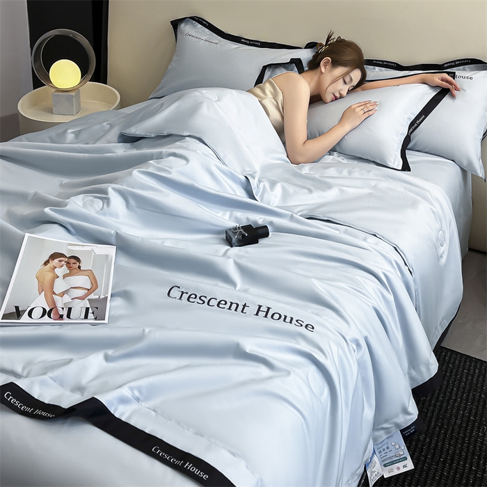 91家纺网 家纺一手货源 找家纺 小久久（小九九） 2025新款水洗冰丝夏被四件套-卡瑞娜系列 卡瑞娜-天空蓝