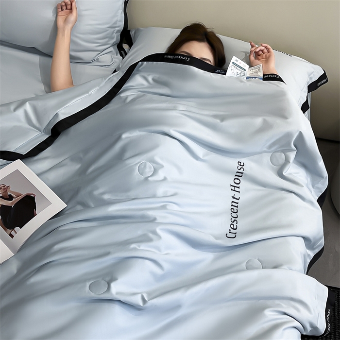 91家纺网 家纺一手货源 找家纺 小久久（小九九） 2025新款水洗冰丝夏被四件套-卡瑞娜系列 卡瑞娜-天空蓝