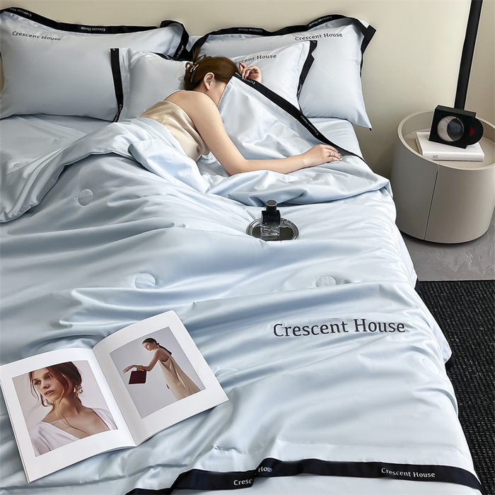 91家纺网 家纺一手货源 找家纺 小久久（小九九） 2025新款水洗冰丝夏被四件套-卡瑞娜系列 卡瑞娜-天空蓝