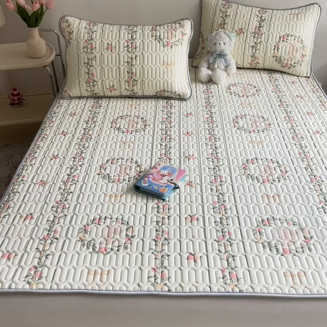 91家纺网 家纺一手货源 找家纺 沐慕 2025新款高克重小清新乳胶凉席-风格二 花花粉兔