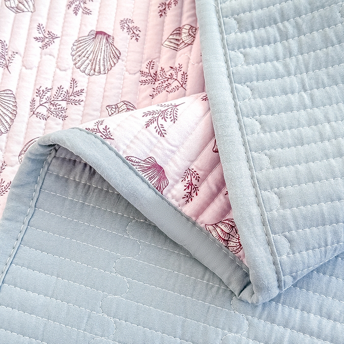 91家纺网 家纺一手货源 找家纺 橘夏家纺 2025新款双层纱小云棉床盖单床盖床盖单件 贝壳秘境--紫贝