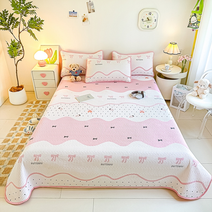 91家纺网 家纺一手货源 找家纺 橘夏家纺 2025新款双层纱小云棉床盖单床盖床盖单件 莓蝶之恋--粉蝶引力