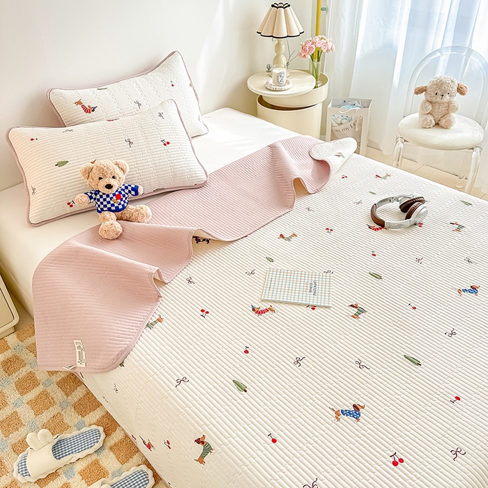 91家纺网 家纺一手货源 找家纺 橘夏家纺 2025新款双层纱小云棉床盖单床盖床盖单件 魔法腊肠狗--米黄结界