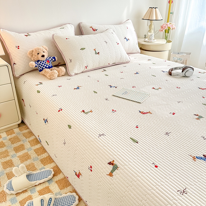 91家纺网 家纺一手货源 找家纺 橘夏家纺 2025新款双层纱小云棉床盖单床盖床盖单件 魔法腊肠狗--米黄结界