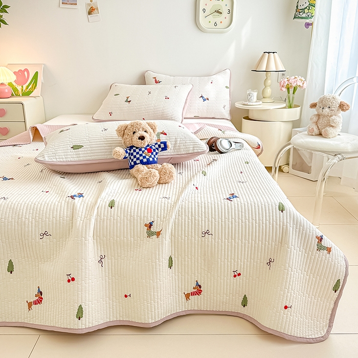 91家纺网 家纺一手货源 找家纺 橘夏家纺 2025新款双层纱小云棉床盖单床盖床盖单件 魔法腊肠狗--米黄结界