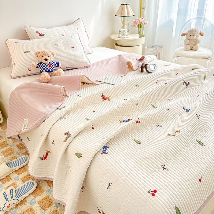 91家纺网 家纺一手货源 找家纺 橘夏家纺 2025新款双层纱小云棉床盖单床盖床盖单件 魔法腊肠狗--米黄结界