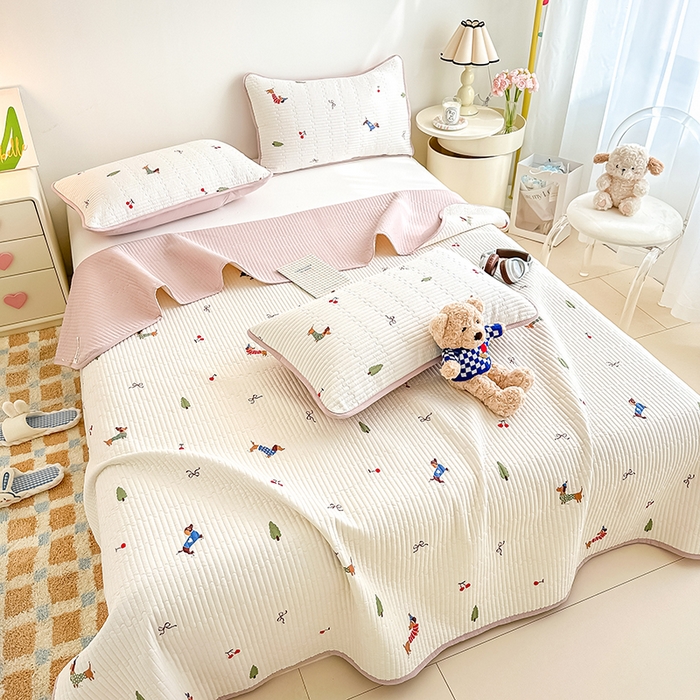 91家纺网 家纺一手货源 找家纺 橘夏家纺 2025新款双层纱小云棉床盖单床盖床盖单件 魔法腊肠狗--米黄结界