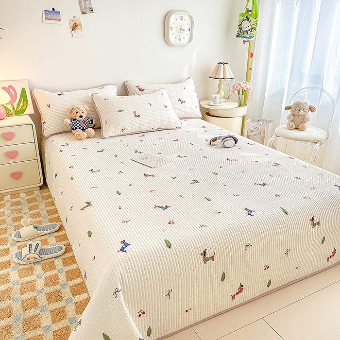 91家纺网 家纺一手货源 找家纺 橘夏家纺 2025新款双层纱小云棉床盖单床盖床盖单件 魔法腊肠狗--米黄结界