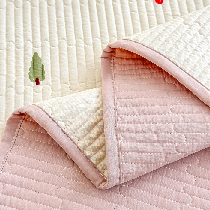 91家纺网 家纺一手货源 找家纺 橘夏家纺 2025新款双层纱小云棉床盖单床盖床盖单件 魔法腊肠狗--米黄结界