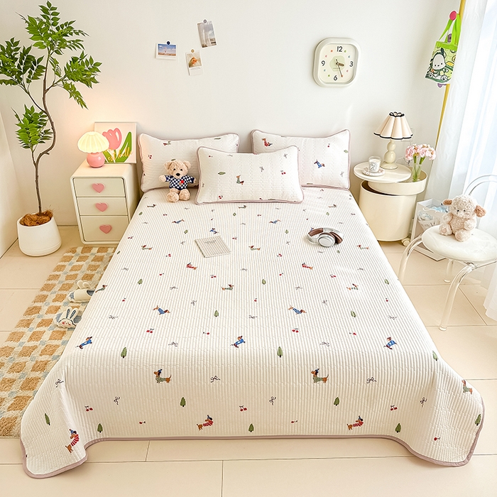 91家纺网 家纺一手货源 找家纺 橘夏家纺 2025新款双层纱小云棉床盖单床盖床盖单件 魔法腊肠狗--米黄结界