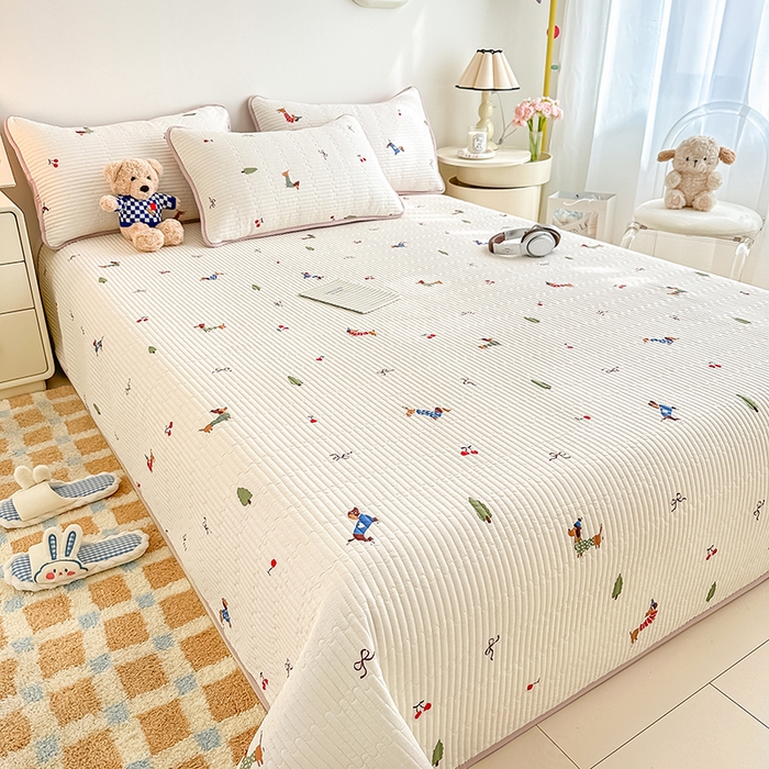 91家纺网 家纺一手货源 找家纺 橘夏家纺 2025新款双层纱小云棉床盖单床盖床盖单件 魔法腊肠狗--米黄结界