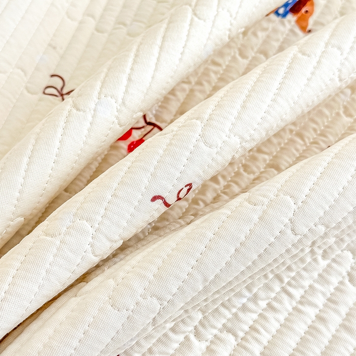 91家纺网 家纺一手货源 找家纺 橘夏家纺 2025新款双层纱小云棉床盖单床盖床盖单件 魔法腊肠狗--米黄结界