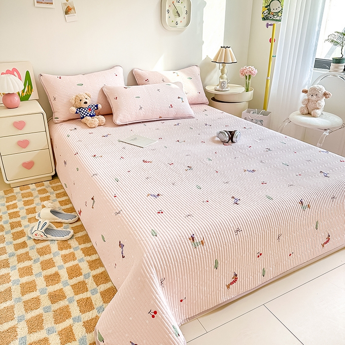 91家纺网 家纺一手货源 找家纺 橘夏家纺 2025新款双层纱小云棉床盖单床盖床盖单件 魔法腊肠狗--浅粉结界