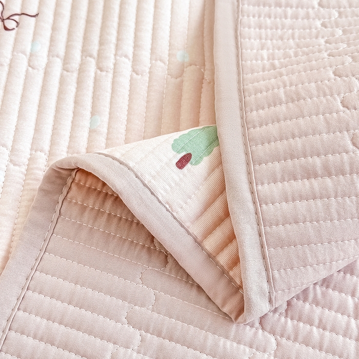 91家纺网 家纺一手货源 找家纺 橘夏家纺 2025新款双层纱小云棉床盖单床盖床盖单件 魔法腊肠狗--浅粉结界