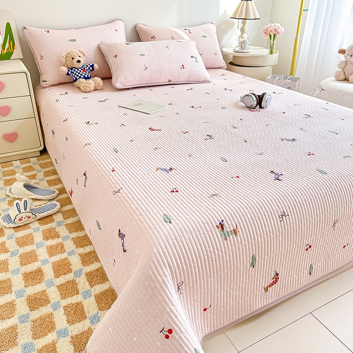 91家纺网 家纺一手货源 找家纺 橘夏家纺 2025新款双层纱小云棉床盖单床盖床盖单件 魔法腊肠狗--浅粉结界