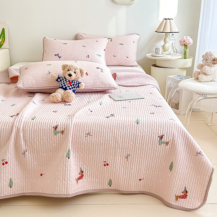 91家纺网 家纺一手货源 找家纺 橘夏家纺 2025新款双层纱小云棉床盖单床盖床盖单件 魔法腊肠狗--浅粉结界