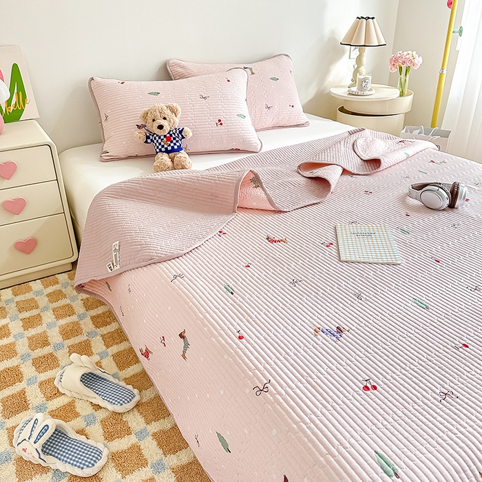 91家纺网 家纺一手货源 找家纺 橘夏家纺 2025新款双层纱小云棉床盖单床盖床盖单件 魔法腊肠狗--浅粉结界