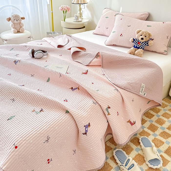 91家纺网 家纺一手货源 找家纺 橘夏家纺 2025新款双层纱小云棉床盖单床盖床盖单件 魔法腊肠狗--浅粉结界