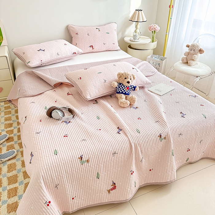 91家纺网 家纺一手货源 找家纺 橘夏家纺 2025新款双层纱小云棉床盖单床盖床盖单件 魔法腊肠狗--浅粉结界