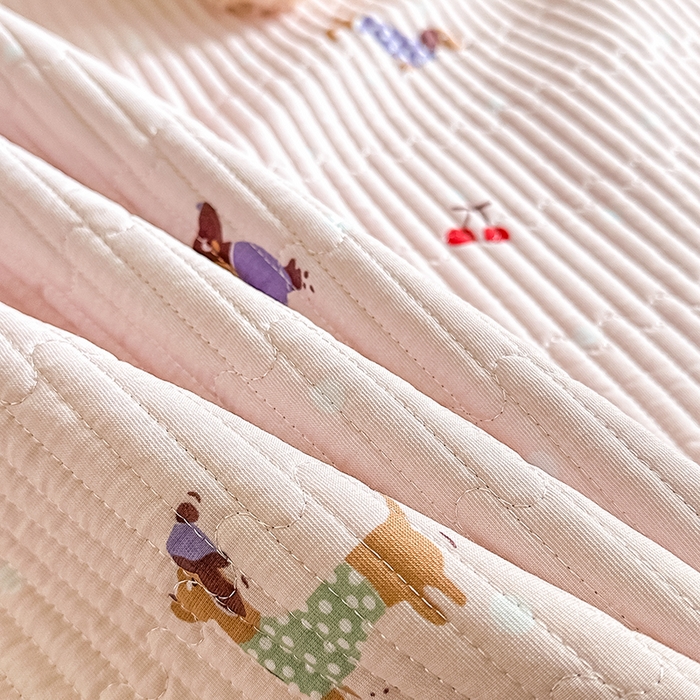 91家纺网 家纺一手货源 找家纺 橘夏家纺 2025新款双层纱小云棉床盖单床盖床盖单件 魔法腊肠狗--浅粉结界