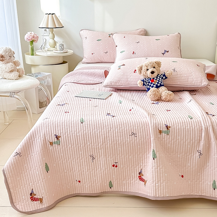 91家纺网 家纺一手货源 找家纺 橘夏家纺 2025新款双层纱小云棉床盖单床盖床盖单件 魔法腊肠狗--浅粉结界