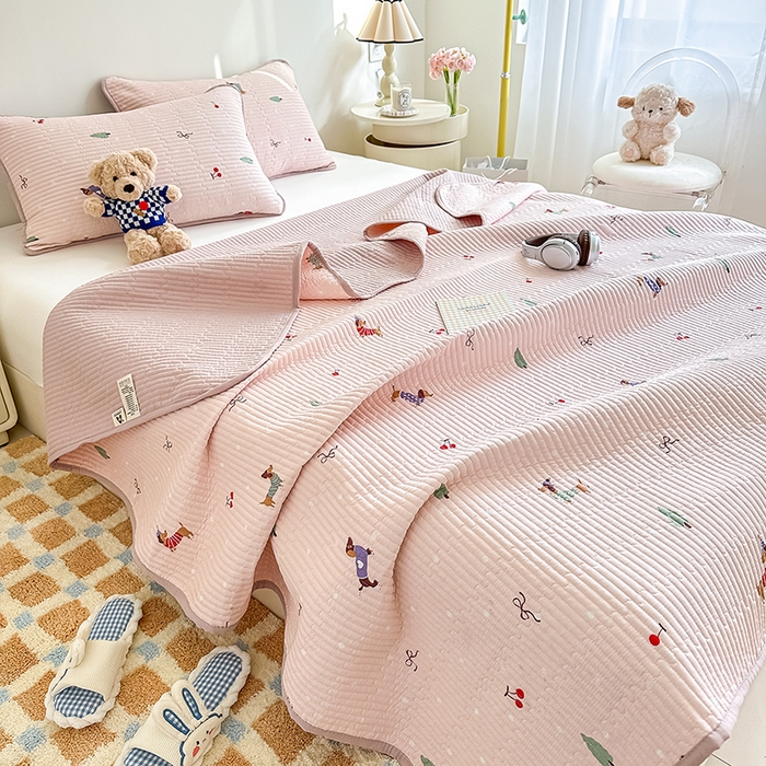 91家纺网 家纺一手货源 找家纺 橘夏家纺 2025新款双层纱小云棉床盖单床盖床盖单件 魔法腊肠狗--浅粉结界