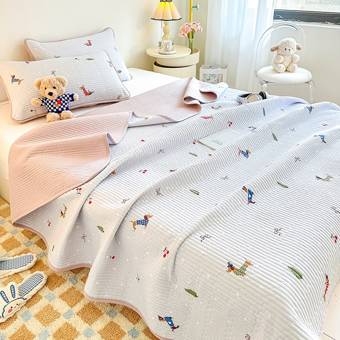 91家纺网 家纺一手货源 找家纺 橘夏家纺 2025新款双层纱小云棉床盖单床盖床盖单件 魔法腊肠狗--浅灰结界